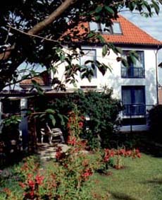 Gartenansicht des Hauses.Der Wohnraum 
				der Ferienwohnungen ist mit grossen bodentiefen Fenstern ausgestattet, die sich vollstndig ffnen 
				lassen. 
